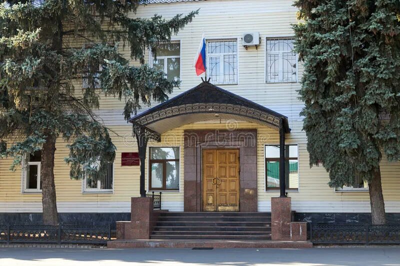 Школа 12 инской. Администрация поселка городского типа здание. Клубная 15 краснотурьинск. Пгт нарышкино урицкого района стадион. Уптар магаданская область.