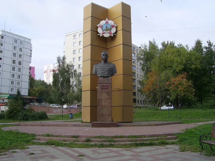 Аллея памяти рокоссовского в каком районе нижнего. Памятник рокоссовскому в нижнем новгороде. памятник маршала рокоссовского нижний новгород. улица рокоссовского нижний новгород. аллея памяти и славы нижний новгород.