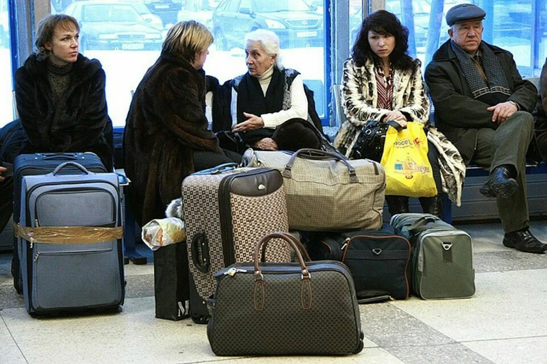 Эмиграция чемоданы. Уехавшие россияне. Эмигранты из России. Беженцы с чемоданами. Почему уезжают из казахстана