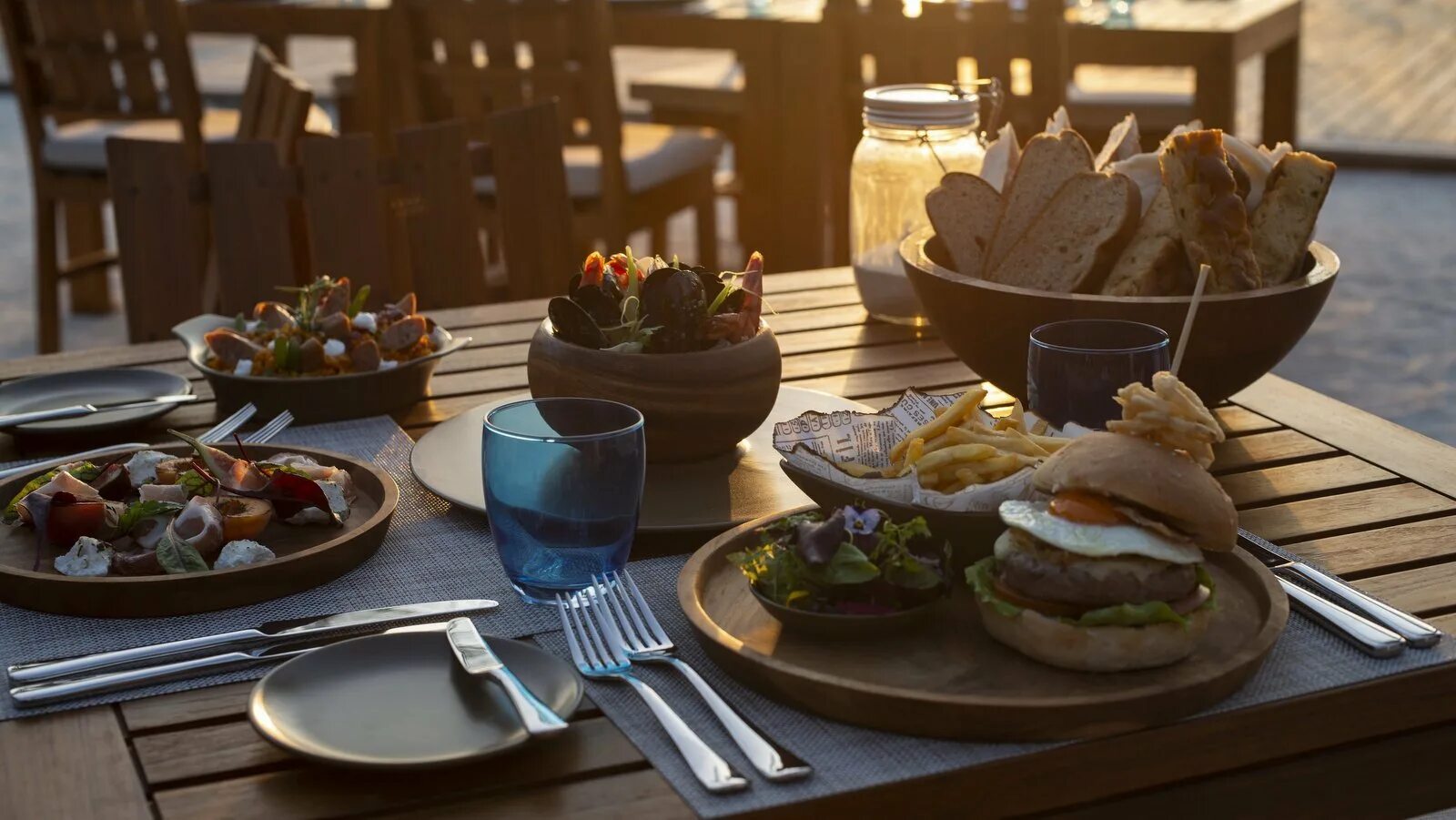 Столы для кафе. Fine dinner. Restaurant dinner table. Стол в ресторане с едой. Обед в шикарном ресторане.