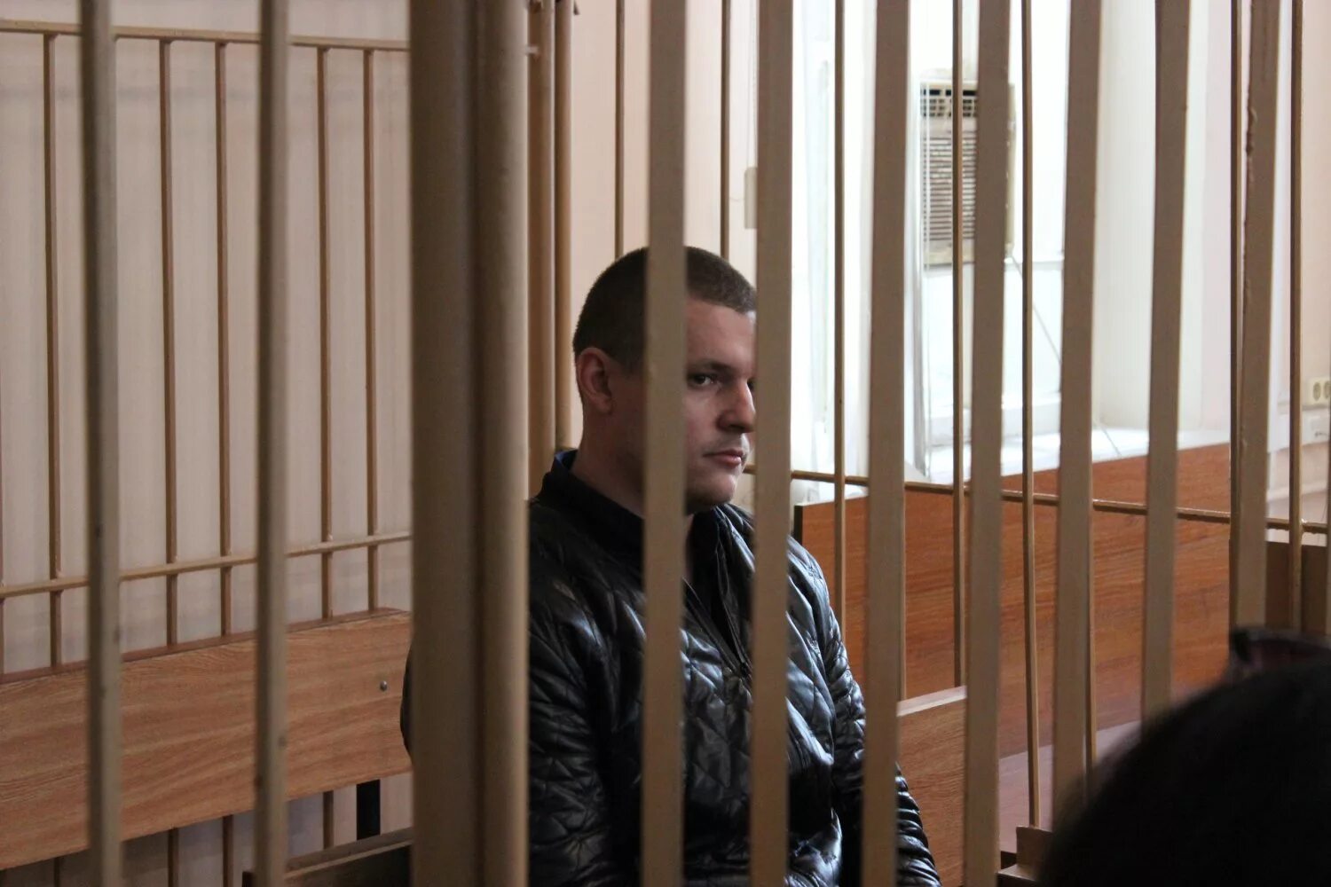 Потерпевшего осудили. Потерпевший и обвиняемый в уголовном процессе. Юрист в суде. Потерпевшего осудили. Обвиняемый в суде.