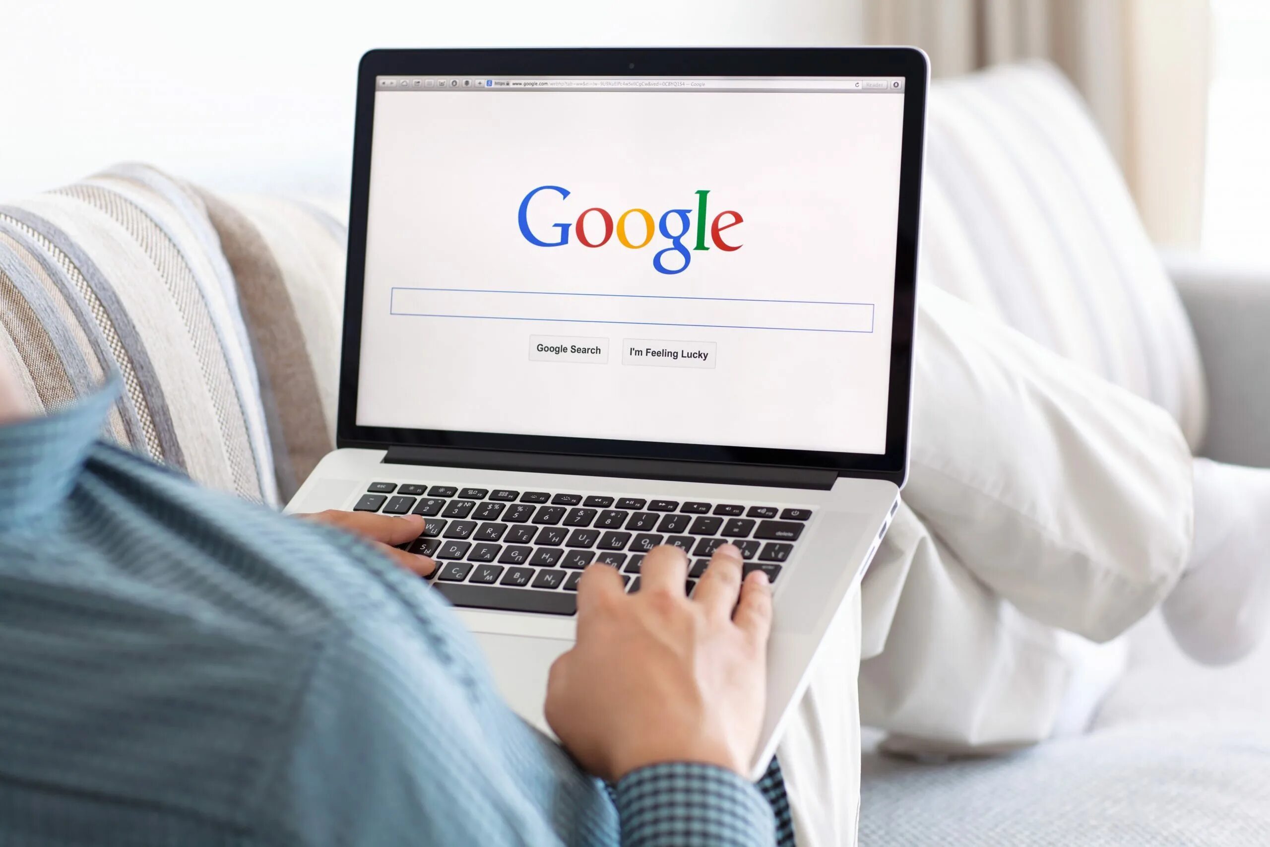 Человек ищет в интернете. Компьютер гугл. Интернет Google. Искать информацию в интернете