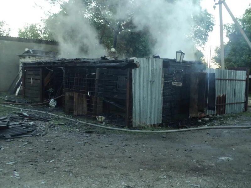 Сарай в огне. Подожгли в сарае. Пожар в ртищево вчера. Поджог сарая. Пожар.