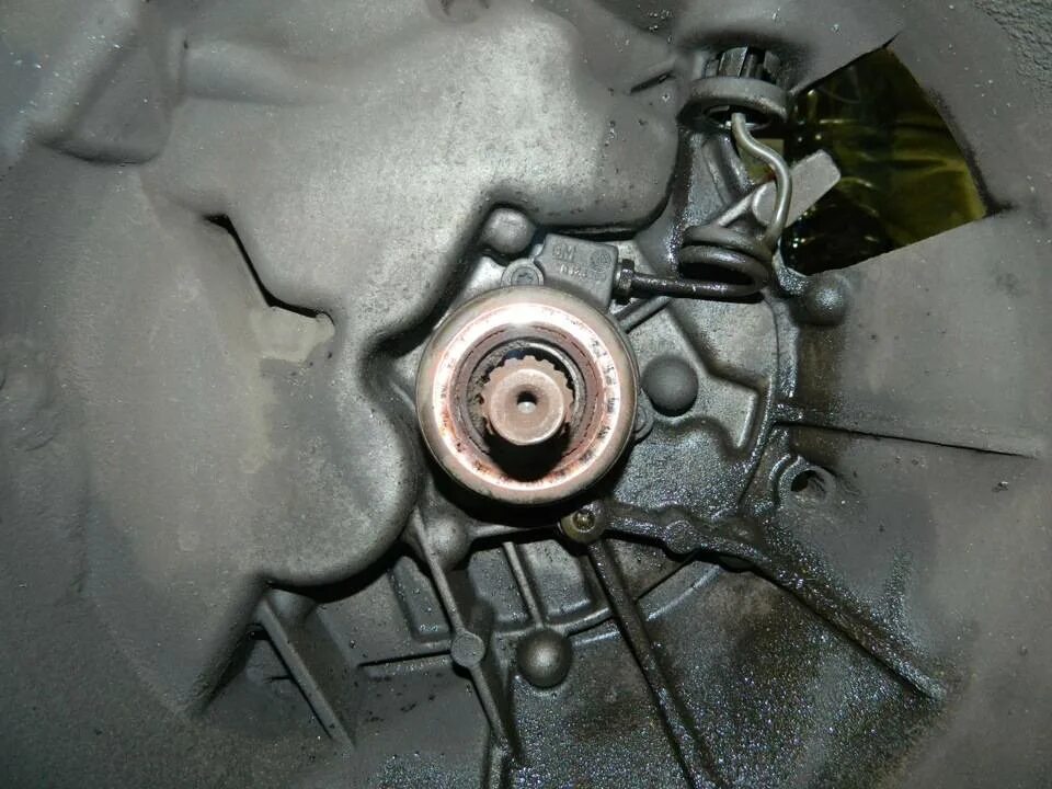 Поменять вилку сцепления без снятия коробки. Вилка сцепления кпп ваз 2110. Поменять вилку сцепления без снятия коробки. Замена вилки сцепления нива шевроле. Вилка сцепления ваз 2107 замена.