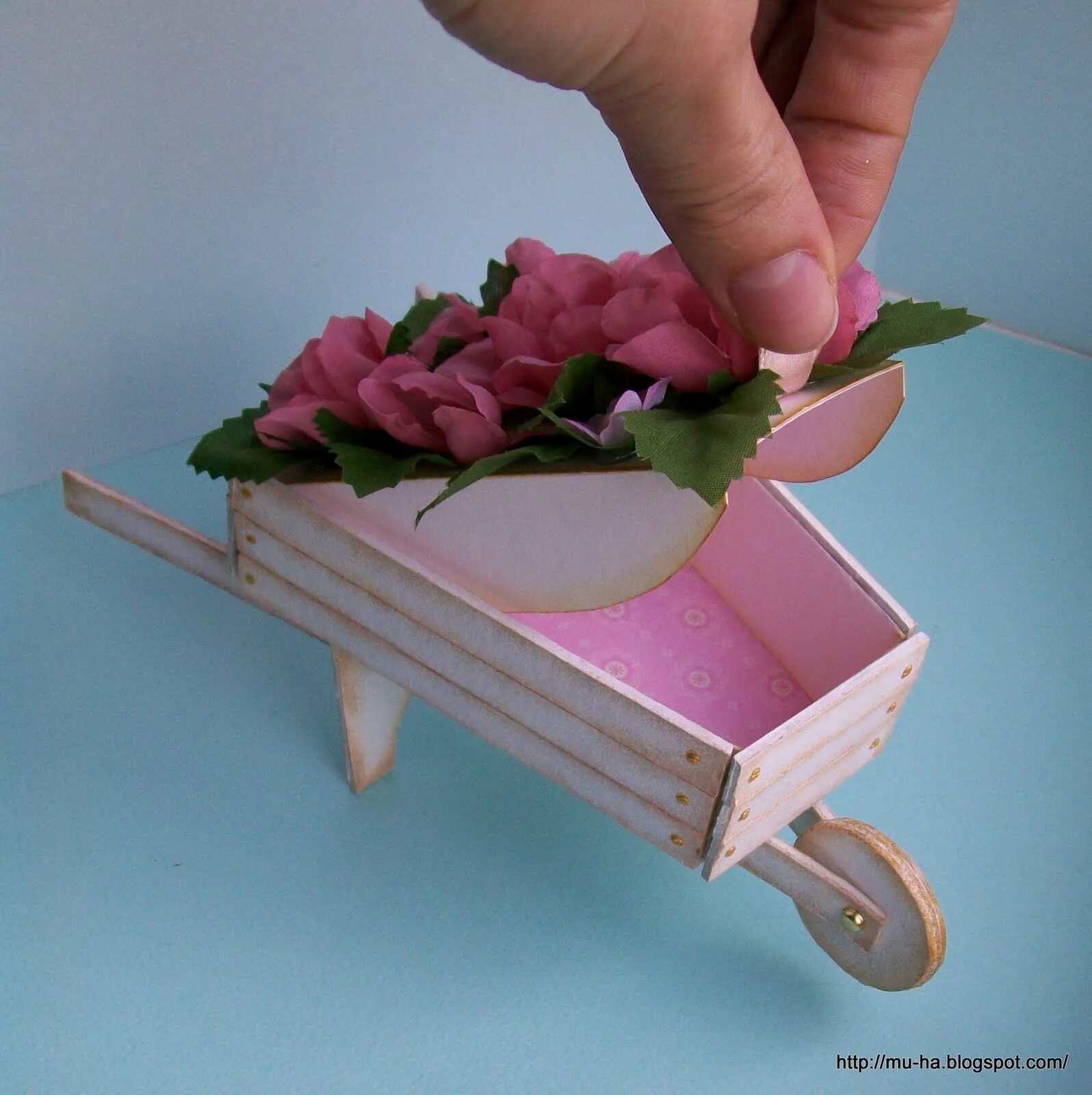 корзина из картона. горшок для цветов из коробки. цветы из цветной бумаги. для цветов из картона своими руками. объемные поделки из картона.