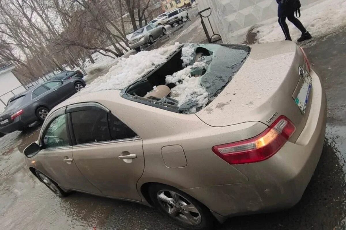Разбили машину льдом с крыши.