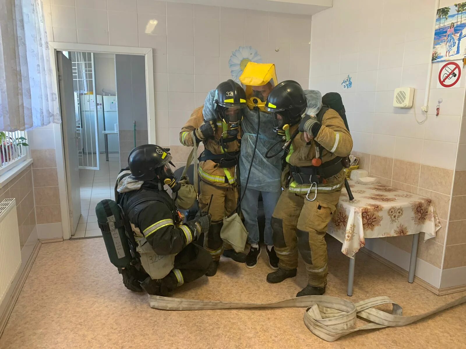 тренировка по эвакуации людей. эвакуировать людей. пожарная эвакуация. тренировка по эвакуации людей. практические тренировки по эвакуации при пожаре фото.