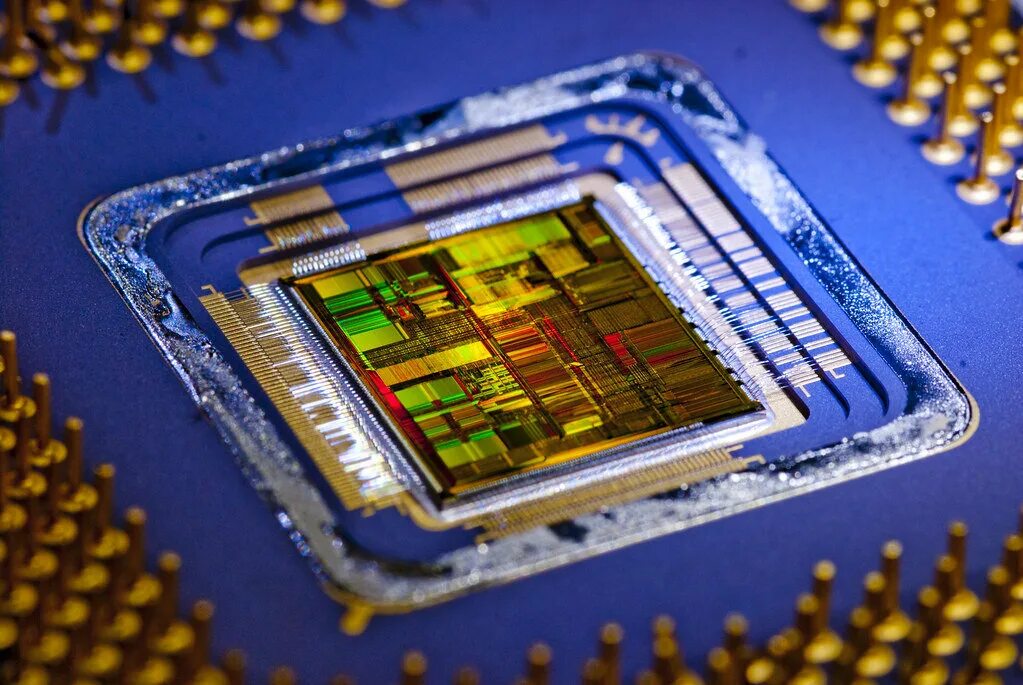 Почему процессор работает. Процессор intel кристалл. кристалл микропроцессора. i7 процессор изнутри. чипсет процессора кристалл.