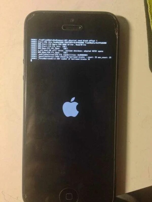 Айфон становится черный экран. Iphone 12 перезагружается. Айфон не перезагружается. Айфон включается. Айфон не включается.