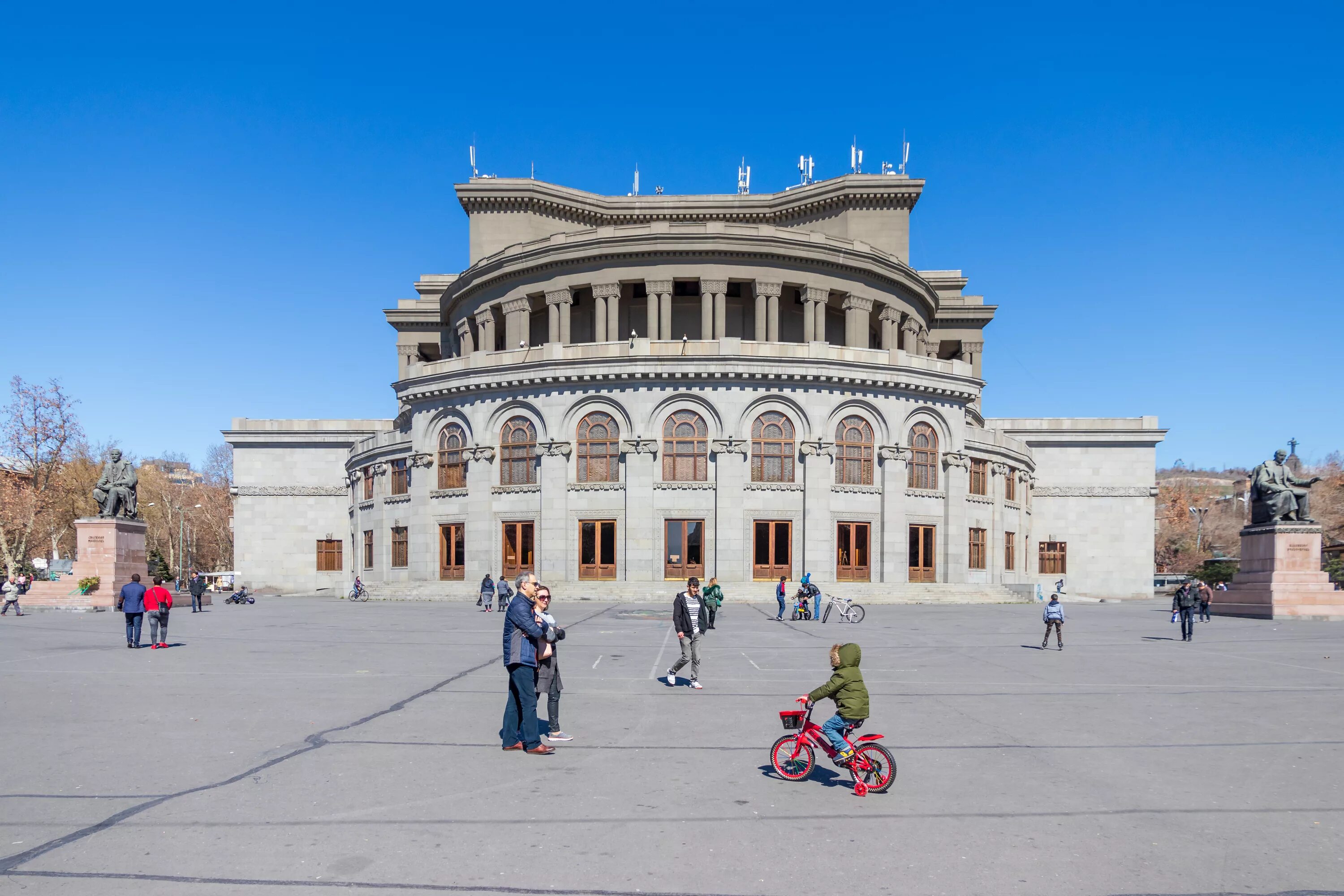 Театр спендиарова ереван. Ереванский оперный. Театр оперы спендиарова армении. Здание оперы и балета в ереване. Армянский академический театр оперы и балета им.