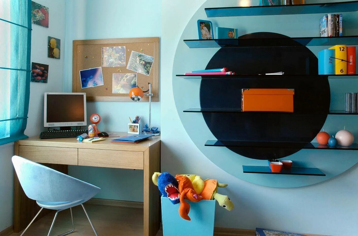 Необычный столик для детей. Необычная мебель для детей. Стол письменный для школьника. Повесили стол на стену. Оригинальный стол в детскую.