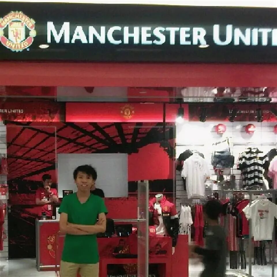 Манчестер юнайтед шоп. Манчестер юнайтед магазин. Магазин manchester united. Манчестер юнайтед магазин. United shop.