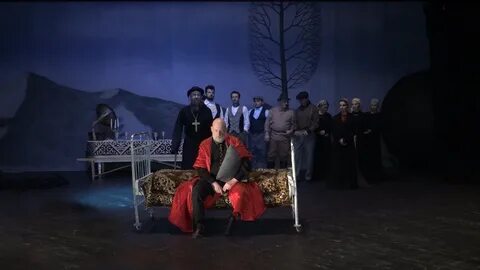 На сцене в конце спектакля было 19