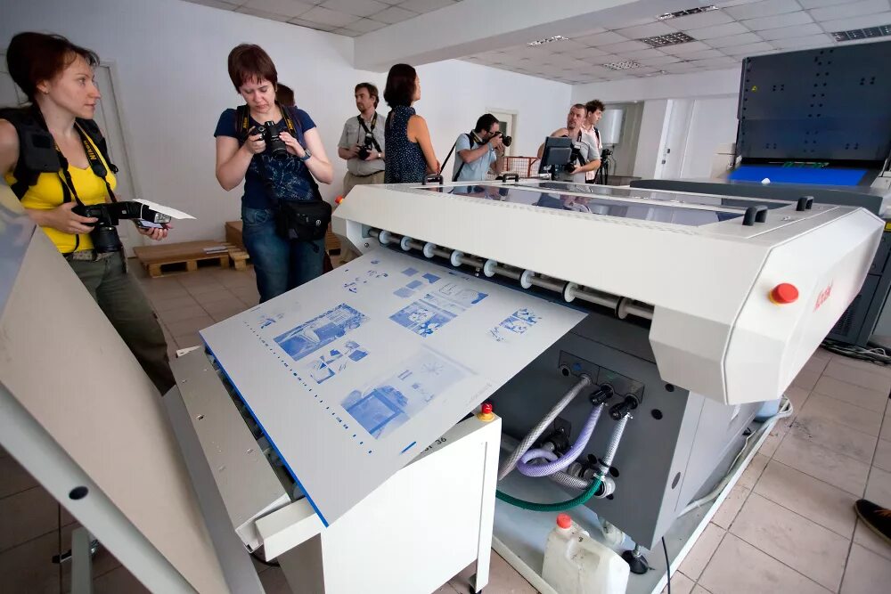 цветной принтер для рулонной печати этикеток. современный печатный станок. ксерокопия документов. где можно распечатать самому. печать фотографий.