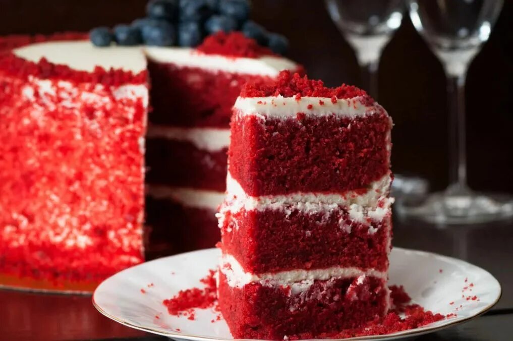 Торт "малиновый" cheesecake premium. Торт красный бархат с конфи. Торт красный бархат у агзамова. Красный бархат с вишневым конфи. Чизкейк красный бархат.