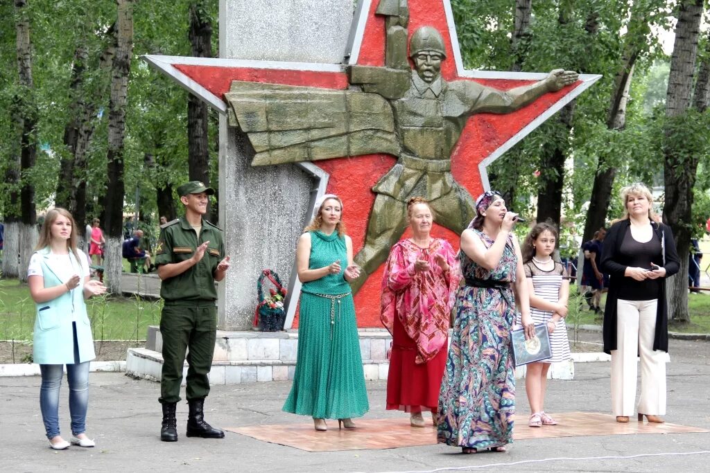 Белогорск Амурская область дом офицеров. ГДО Белогорск Амурская дом офицеров. Дом офицеров Белогорского гарнизона. Белогорск сквер дома офицеров.