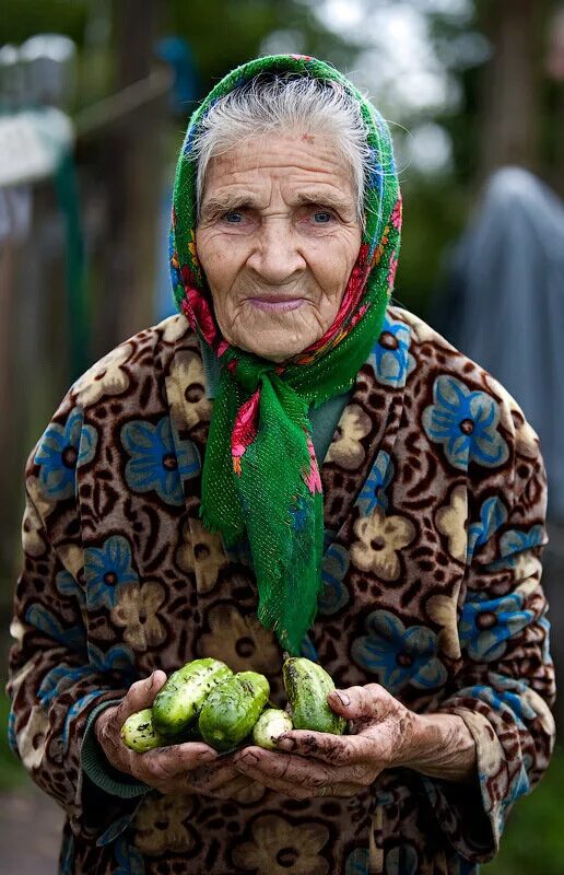 шаль для бабушки. старуха в платке. е русскую бабку. женщина в платке. лицо бабушки.