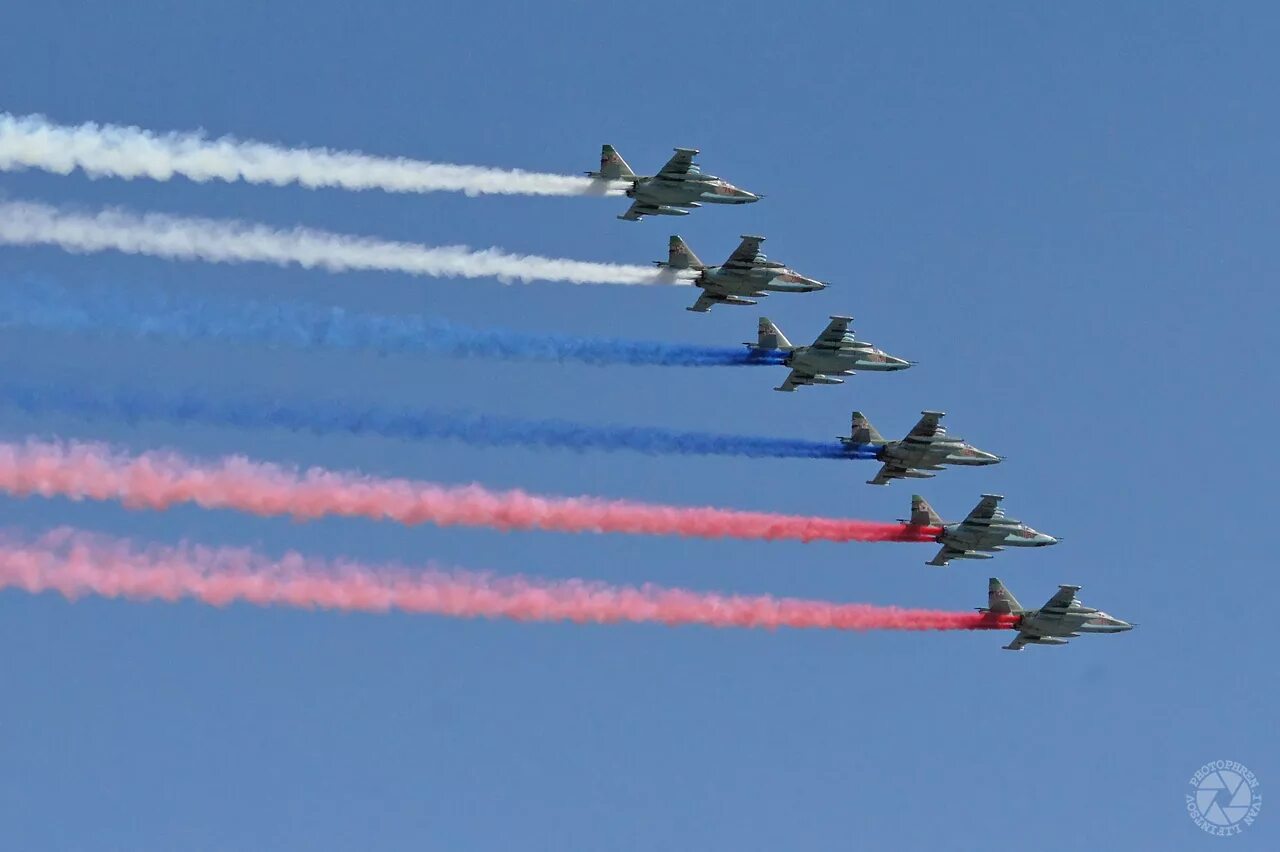 Парад неба. Су-25 флаг. самолеты на параде. военные самолеты на параде. парад истребителей.