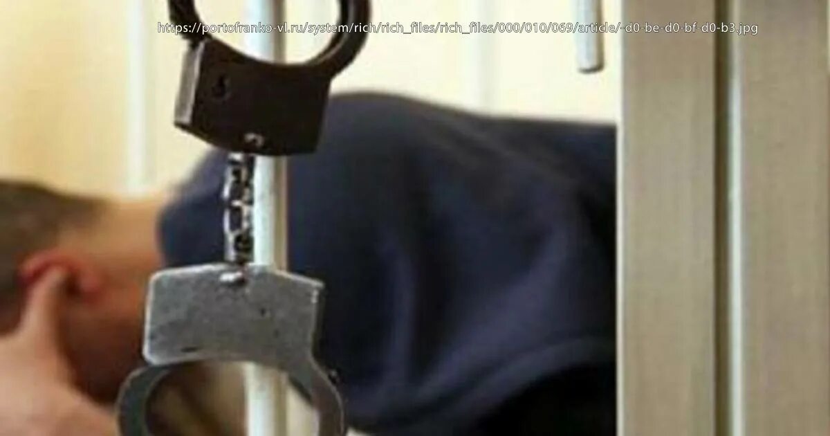 Мужские руки в наручниках. В семье есть судимые. Опг в александрове владимирской области. Подсудимый под замком. Руки в наручниках.