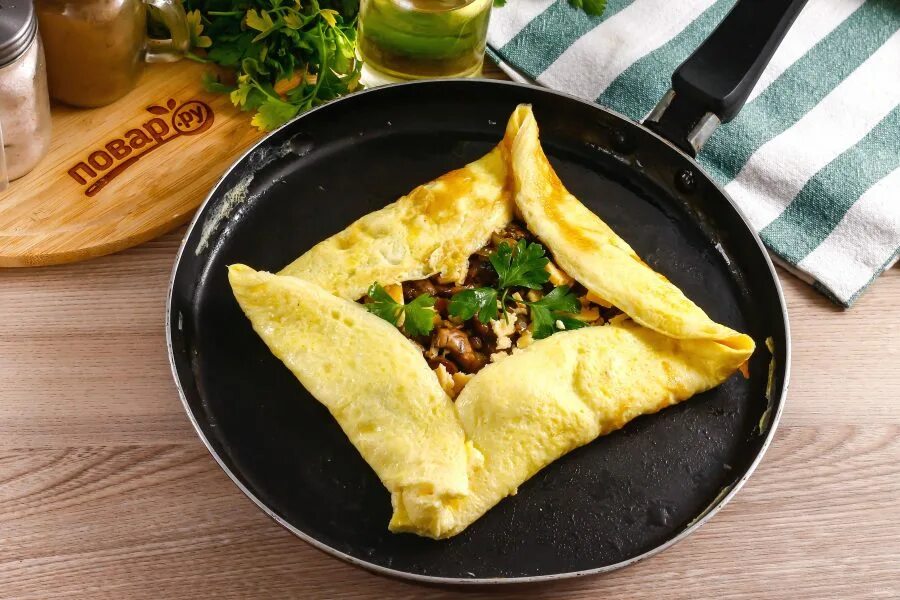 Яичные конвертики с сыром и ветчиной. Сырные конвертики. Омлет с сыром и зеленью. Омлет конвертиком. Блинчики с ветчиной и сыром конвертиком.