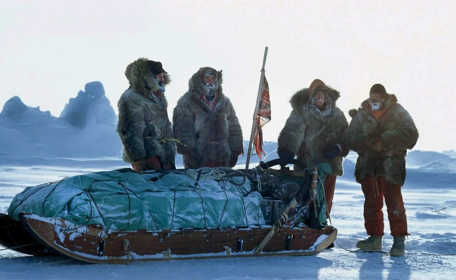 ратраки экспедиция антарктида. ушуайя антарктида. экспедиции полярный круг. туристы в антарктиде. антарктика ледокол.