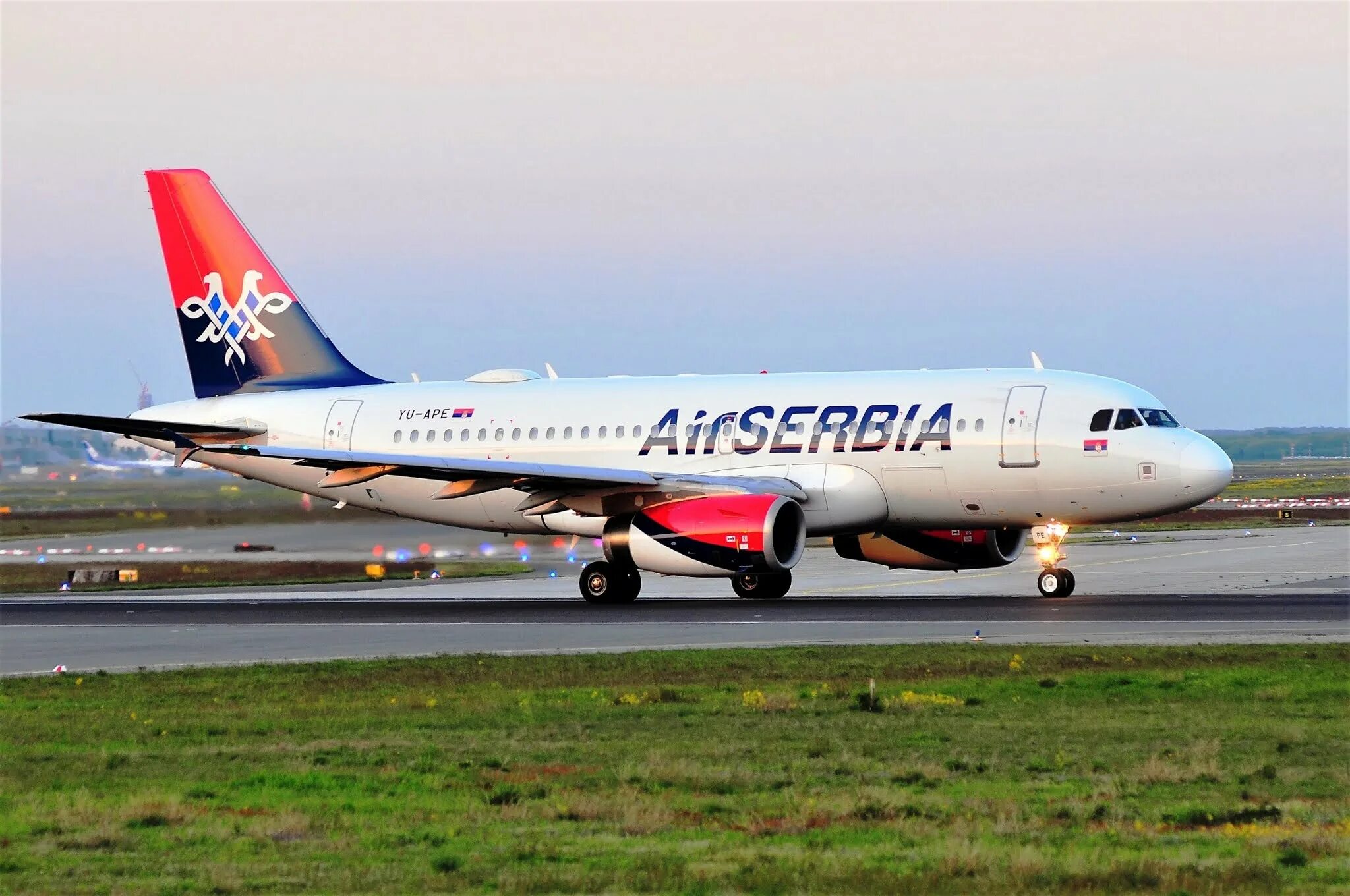 Купить авиабилет эйр сербия. A330 Air Serbia. Е195 AIRSERBIA. Аэробус а319 Эйр Сербия. Air Serbia фото.