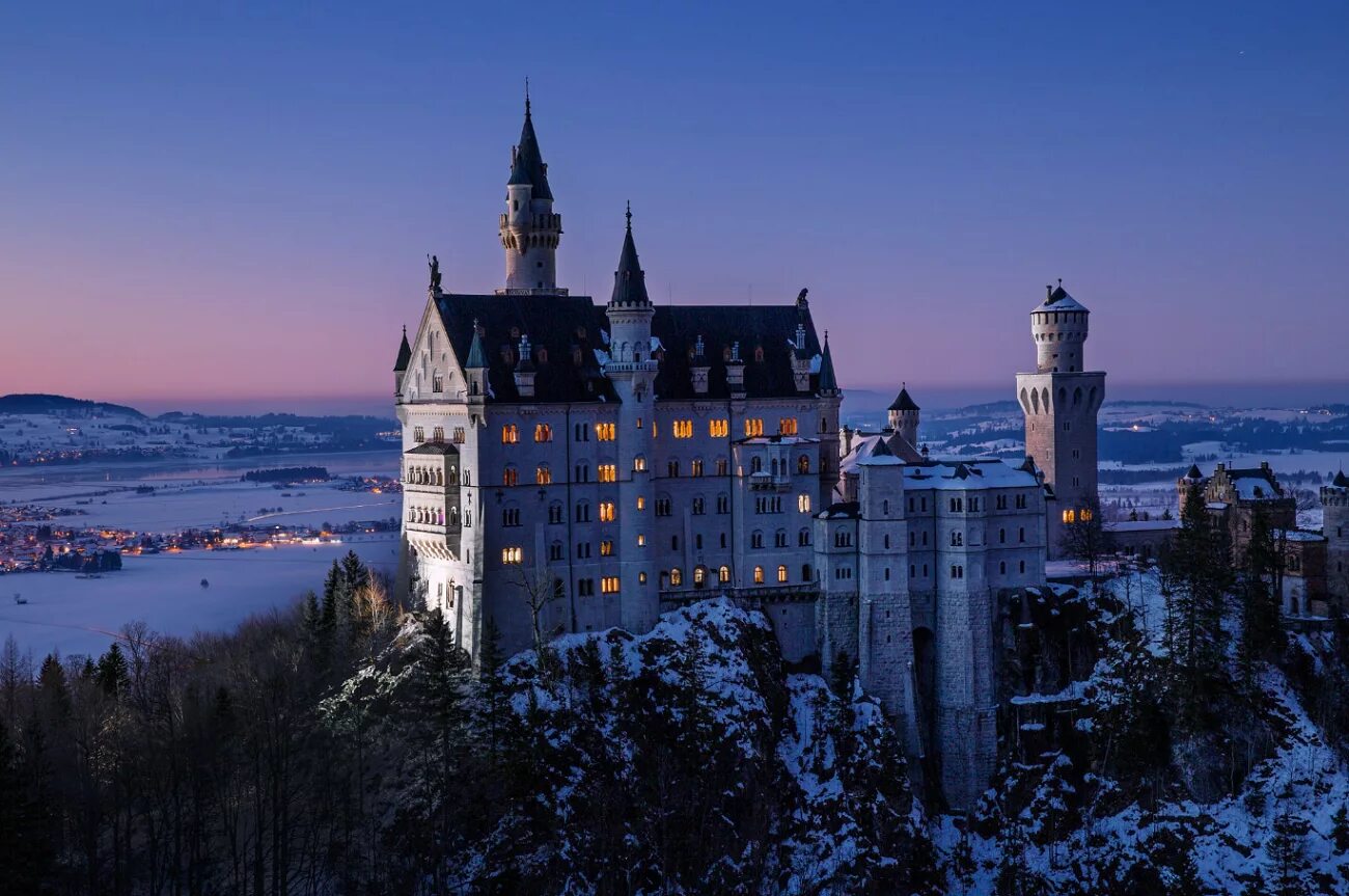 Замок нойшванштайн зимой. Лебединый дворец. Лебединый дворец. Замок нойшванштайн дисней. Лебединый дворец.