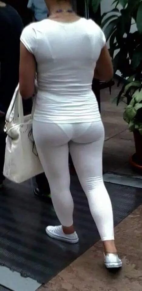 Mature ass panties. Visible VPL line. Visible panty lines (VPL) брюки. В просвечивающих леггинсах. Белые штаны просвечиваются.