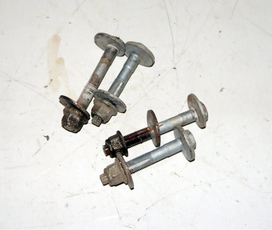 Болты для развала схождения. Развальные болты пассат б6. болт развал пассат б6. болт развальный газ 3110. болты задней подвески пассат б6.