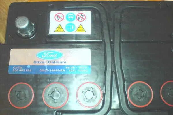 Маркировка аккумуляторов аком дата выпуска. Аккумулятор аком 100efb. Дата изготовления аккумулятора аком. Акб аком дата изготовления. Аккумулятор аком 60 лада.