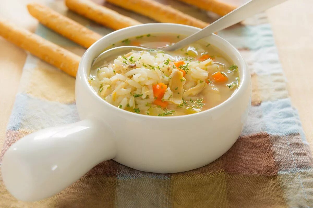 Куриный суп с рисом. Суп с рисом и курицей. Рисовая похлебка. Пряный куриный суп. Харчо из свинины с рисом и картошкой.