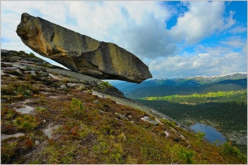 Саян камень. Висячий камень Ергаки. Заповедник Ергаки Красноярский край висячий камень. Природный парк Ергаки Саяны висячий камень. Скала висячий камень Ергаки.