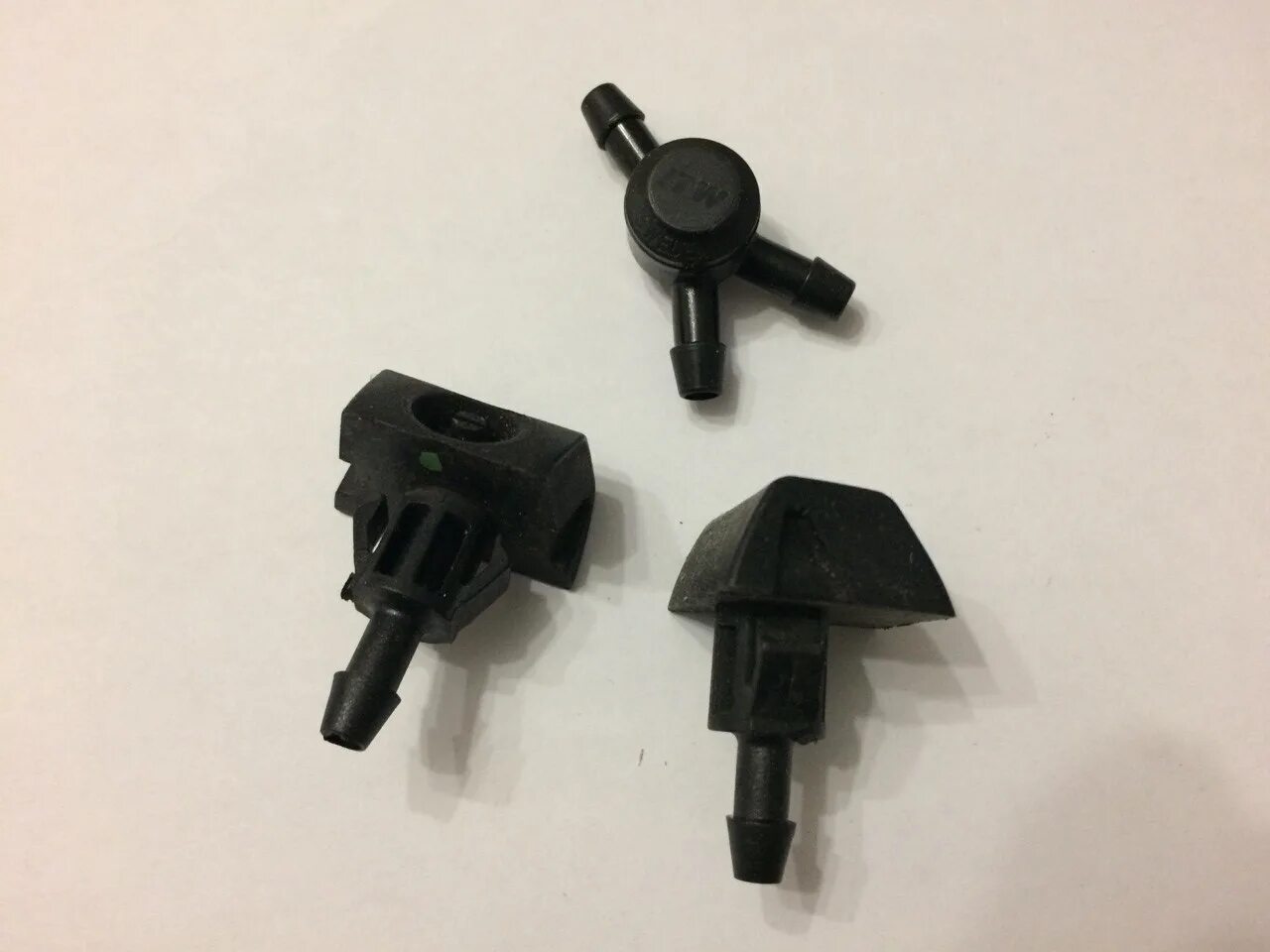 Форсунки омывателя ниссан note. Веерные форсунки ниссан. Форсунки омывателя nissan almera classic. Форсунки омывателя ниссан тиида 2008. Веерные форсунки ниссан.