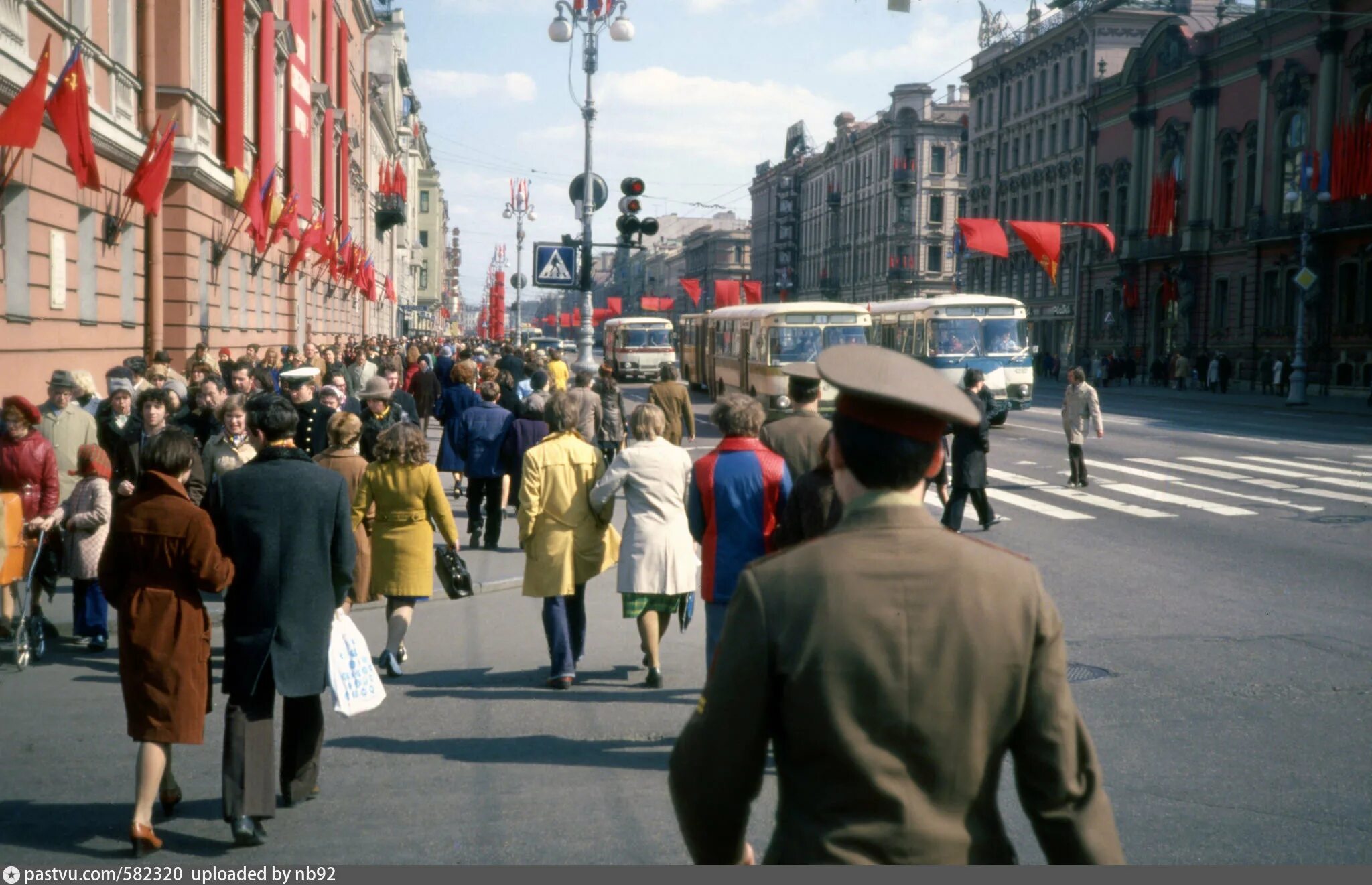 Довоенный ленинград дворцовая площадь. Ленинград 60е. Невский проспект 1948. Невский проспект 1970. Ленинград 1996.