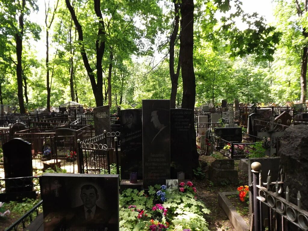 Надгробия ваганьковского кладбища. Ваганьковское кладбище. Могила олега даля. Памятник есенину на ваганьковском кладбище. Ваганьковское кладбище видео.