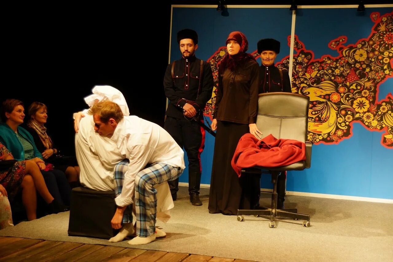 Чеховской студии. Чеховской студии. Всем добрый вечер спектакль. Спектакль скамейка чеховская студия. Пьеса медведь чехов.