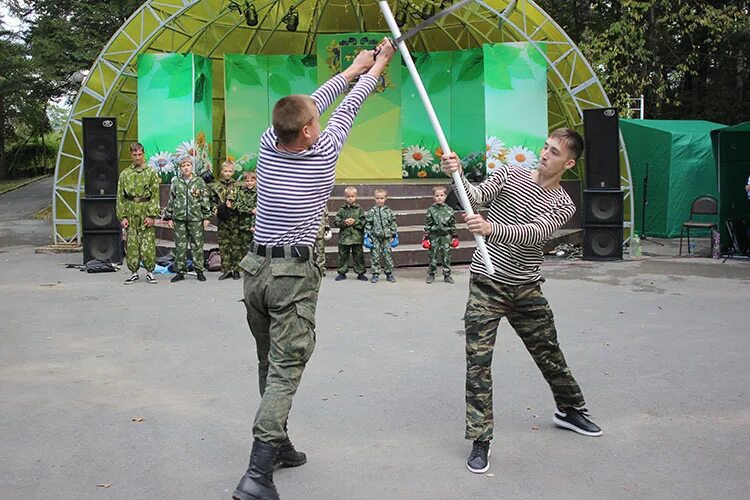 Партизанск люди. Партизанск. Партизанск парк. Бадминтонисты Партизанск.