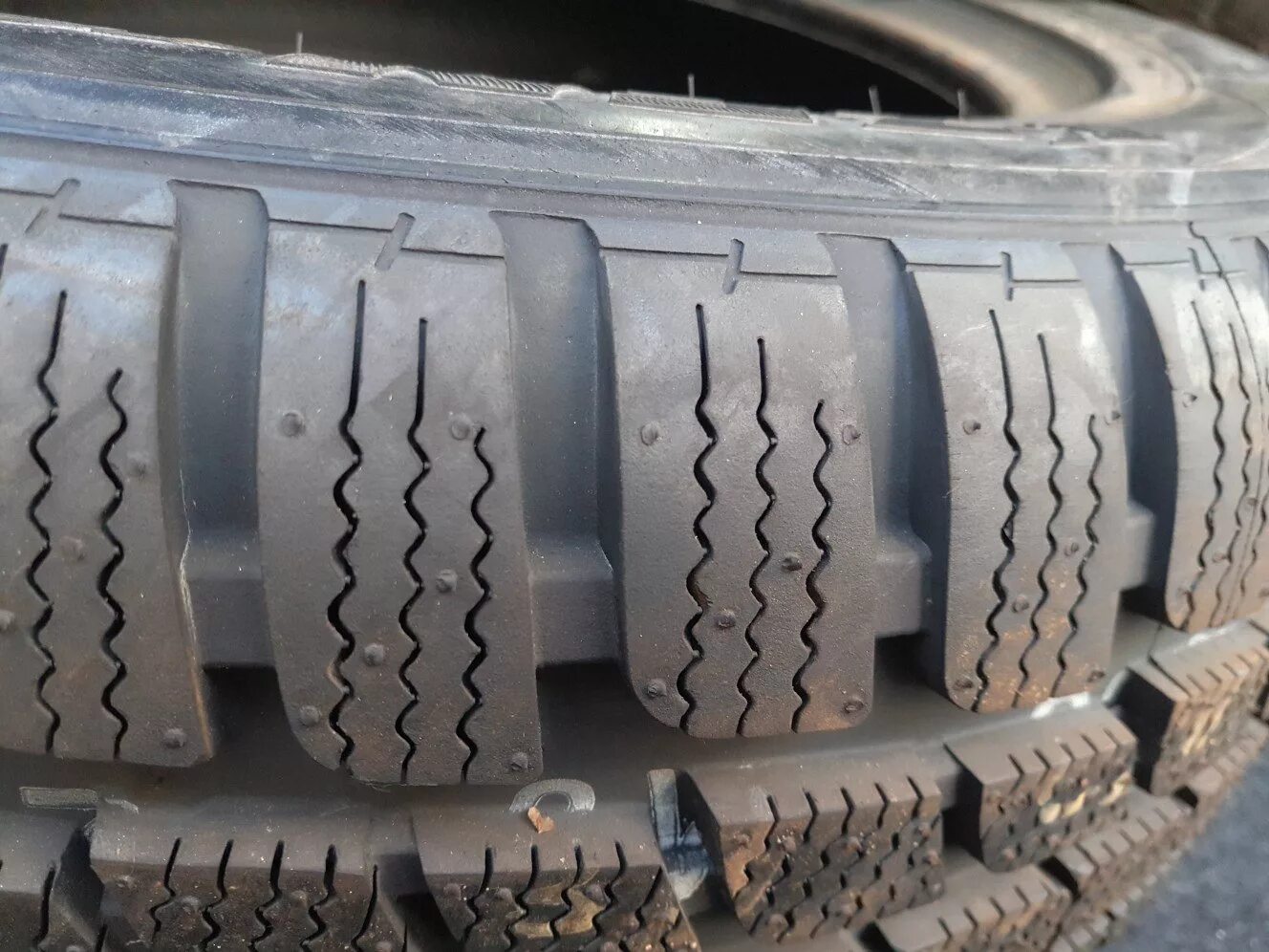 Kumho шины 17 протекторы. Kumho шины r17 1080. 225/55 R17 зубастая резина. Резина 225 55 17.