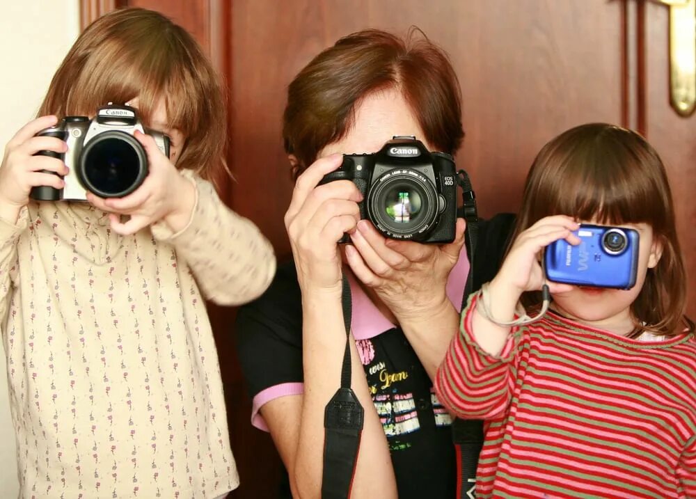 Фотокружок для детей. Фотоаппарат для детей. Фотограф на детский праздник. Ребенок фотографирует. Семейное видео телефонов