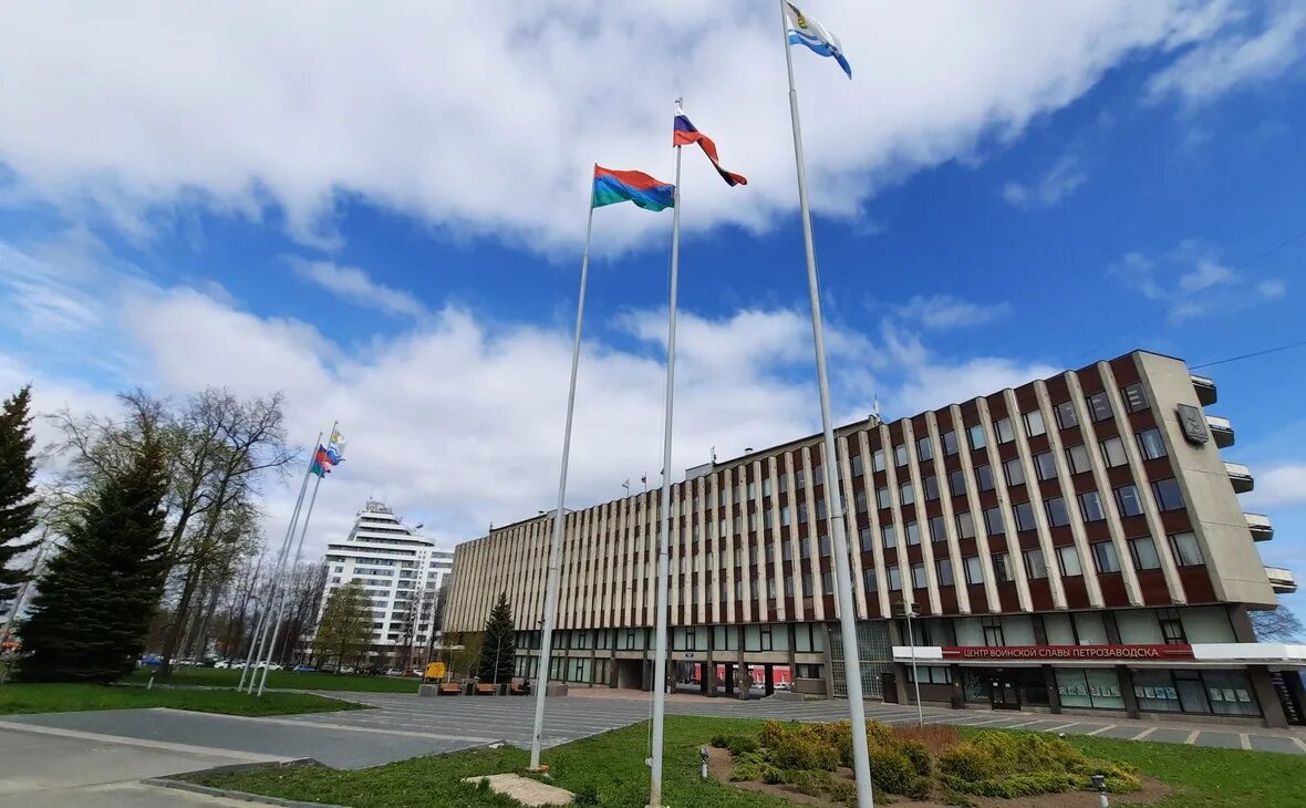 Мэрия города петрозаводска. Здание мэрии петрозаводска. Сайт мэрии петрозаводска. Петрозаводск мэрия сотрудники. Мэрия петрозаводск.