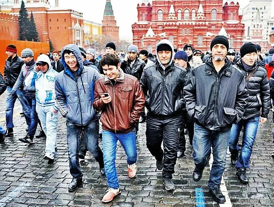 Таджики сейчас уезжают из россии. Мигранты в России. Мигранты в Москве. Толпа казахов. Мигранты на красной площади.