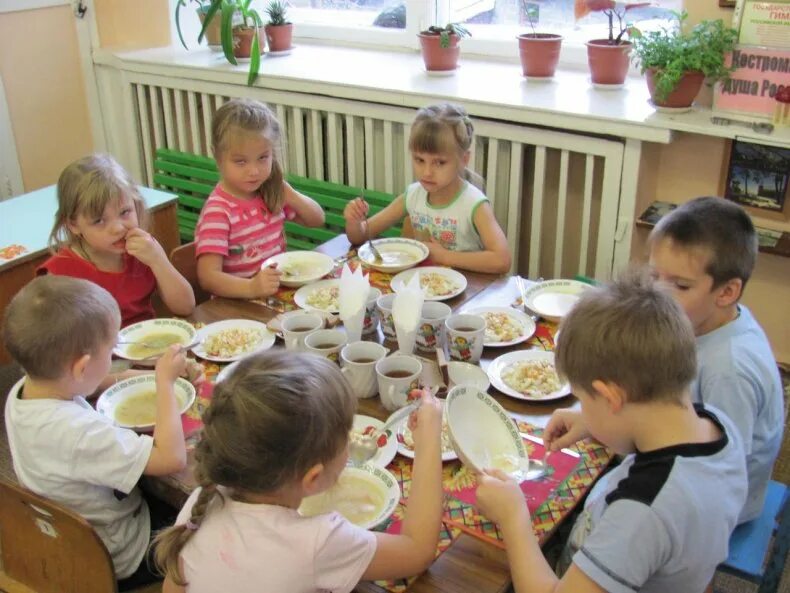 Обед детей в детском саду. Питание в детском саду. Питание в детских садах. Завтрак в детском саду.