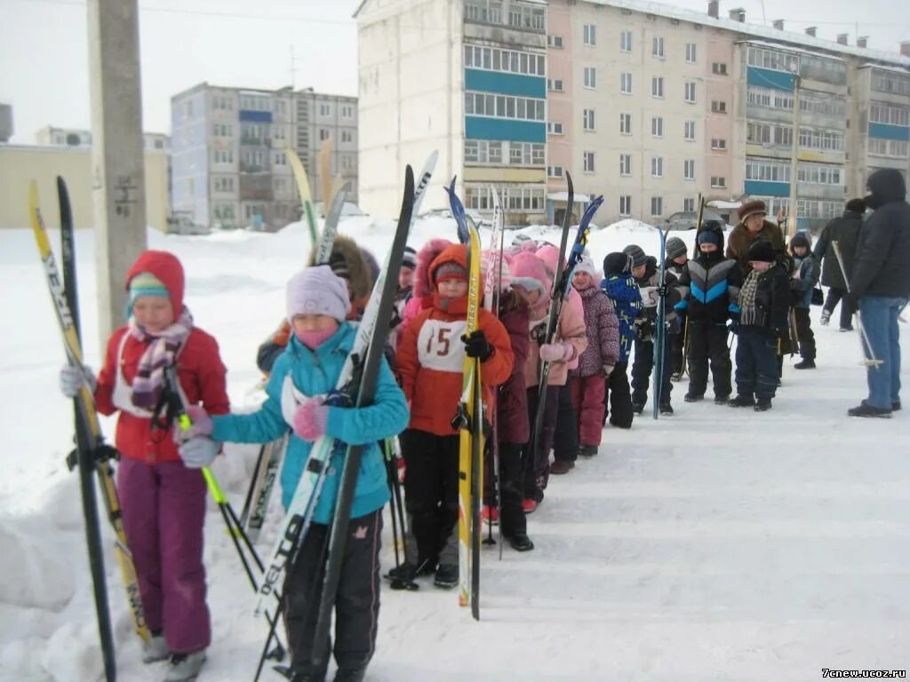 Школьники на лыжах. Занятия на лыжах в школе. Катание на лыжах в школе. Лыжи в школе.