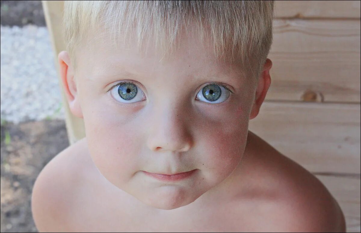 ребенок мальчик. мальчик с голубыми глазами. стрижки для мальчиков. стрижки для мальчиков. красивые малыши.