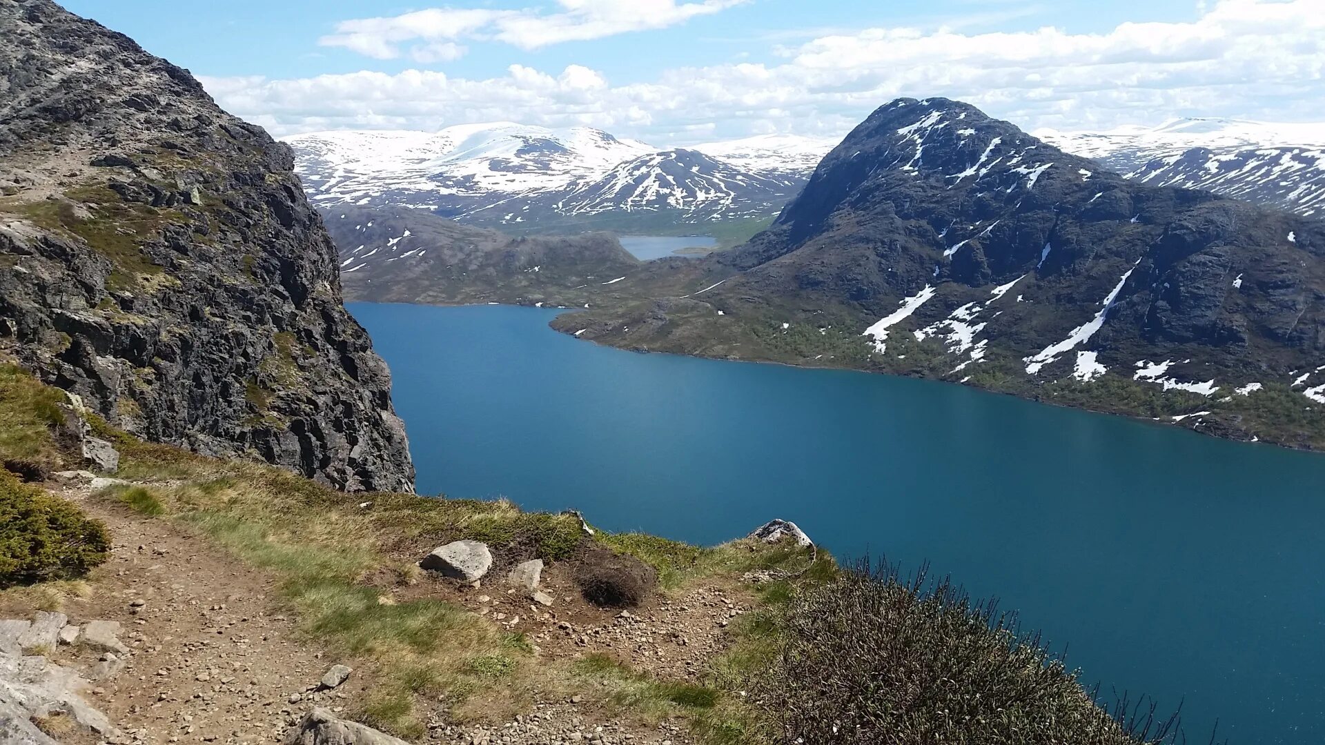 Особенности рельефа норвегии. Озеро фьордовое. Моренный рельеф Норвегии. Горные хребты Норвегии. Озера Скандинавии.