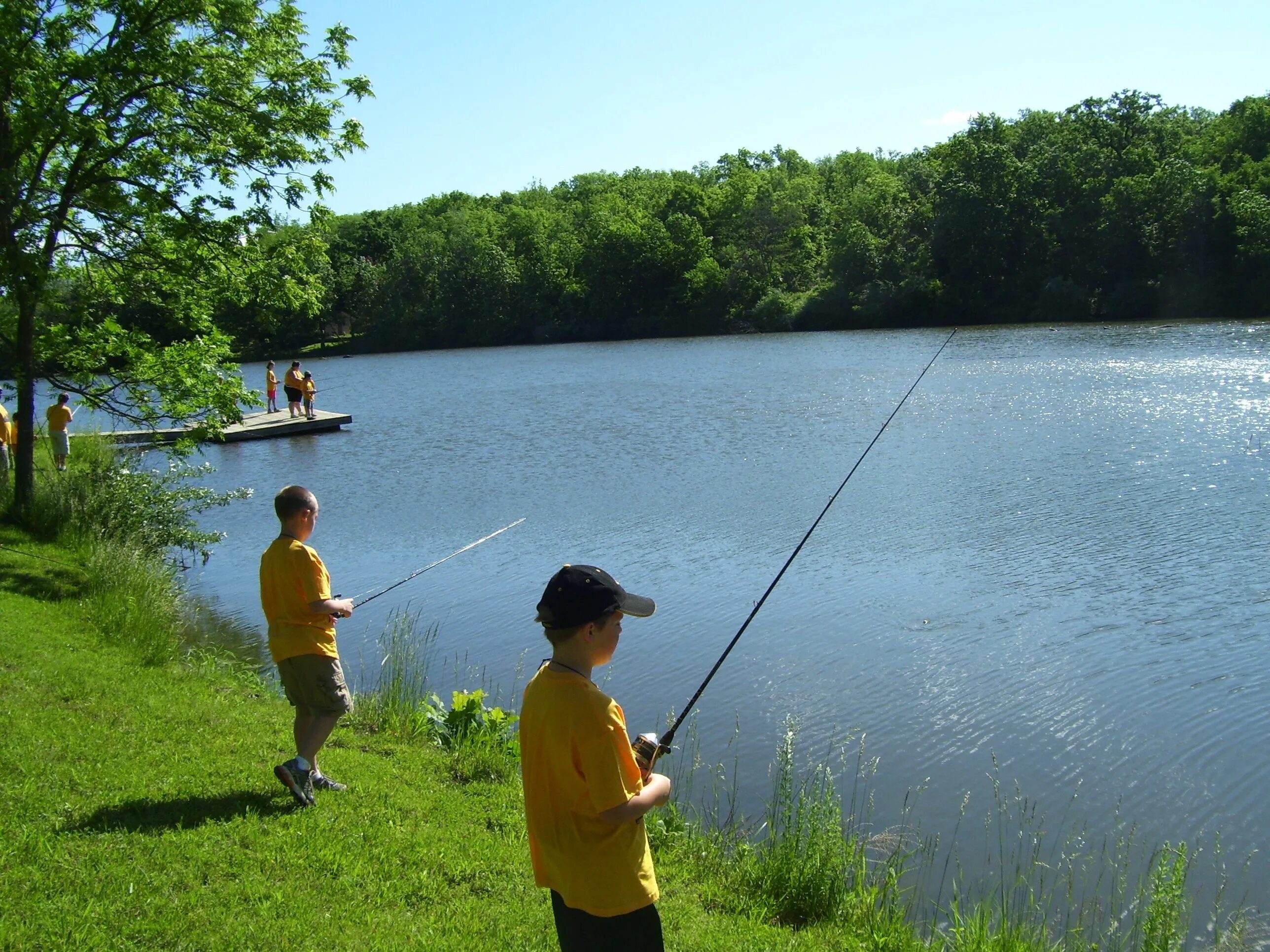 Рыбак на озере. Озеро с удочкой. Рыбалка летом. Рыбалка на реке. На какой реке рыбачил