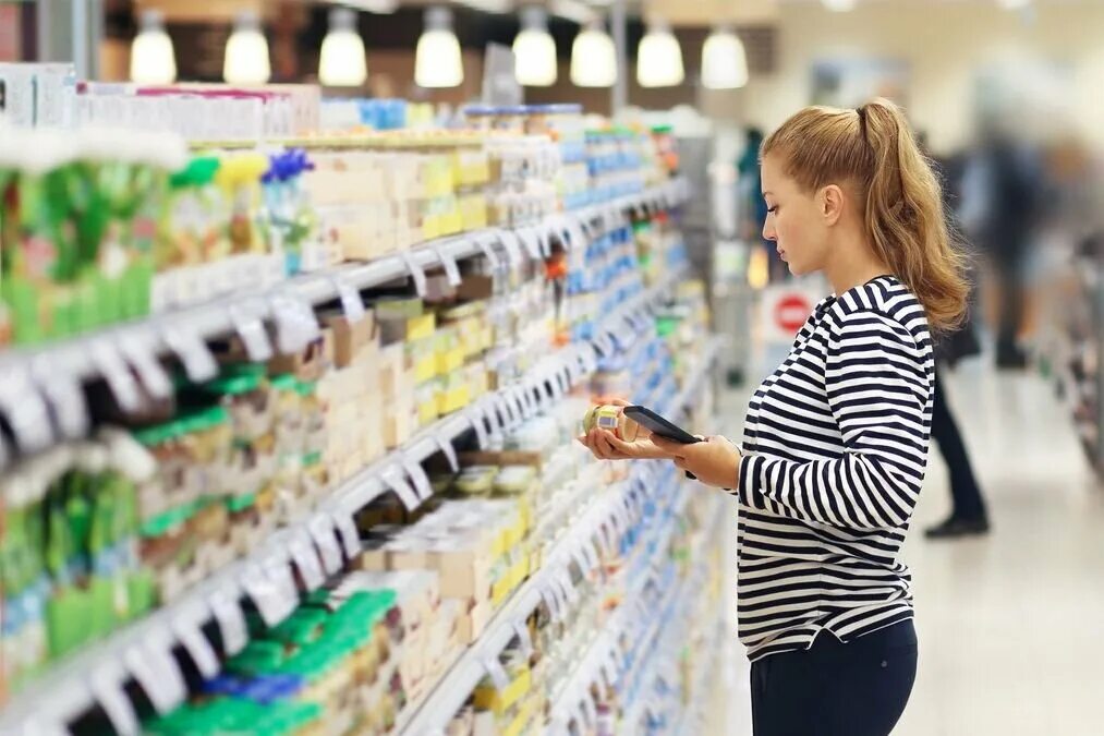 Оборудование для продуктового магазина. Магазин внутри. Сделать фотографии магазин. Фотографирует товар в магазине. Спортивный магазин.