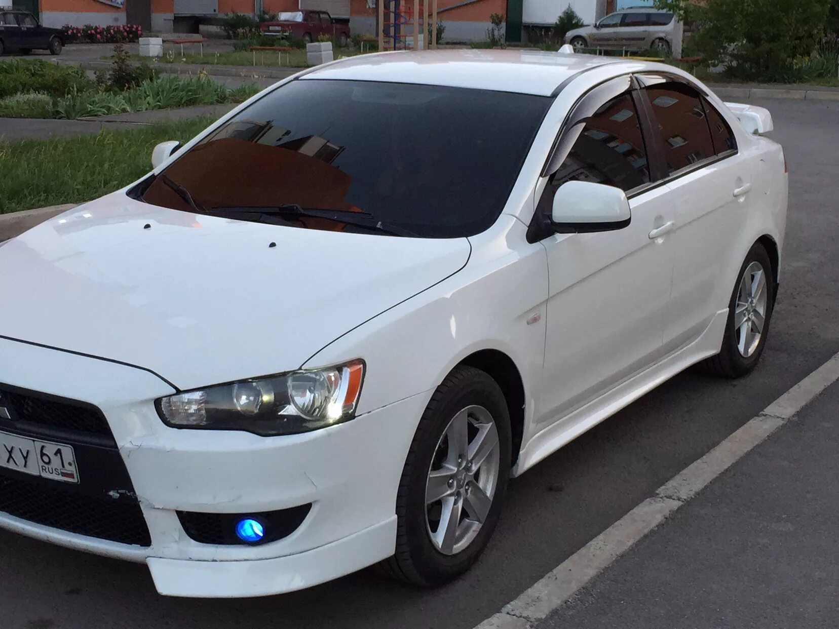 Купить митсубиси лансер на авито. Mitsubishi Lancer белый. Митсубиси Лансер 10 бедпя. Mitsubishi Lancer 10 White. Митсубиси Лансер 10 белый.