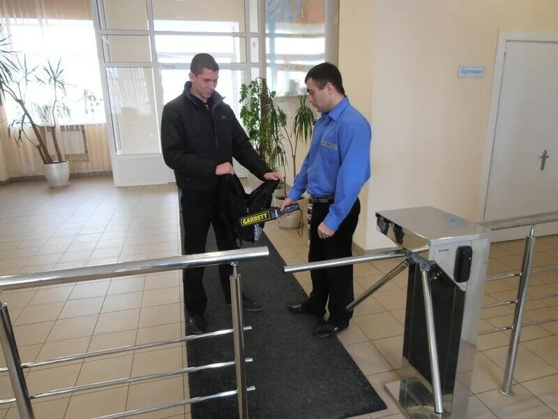 пропускной пункт на предприятии. контрольно пропускной пункт охрана. организация контрольно-пропускного режима. пост пропускного режима. контрольно-пропускная система.