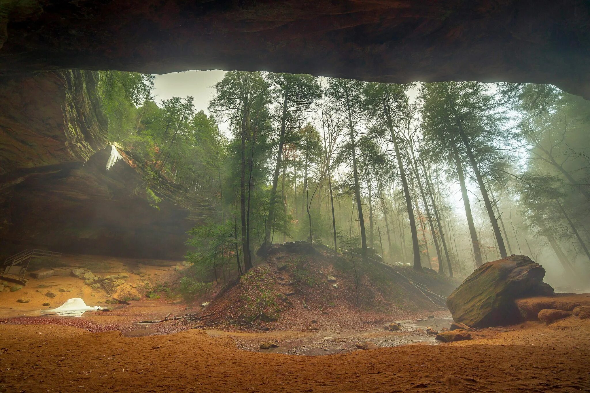 Огайо. Государственный парк Хокинг Хиллс. Пещера в горах. Пещера туман фото. Владивосток горы пещеры парки и леса. Fog the cave